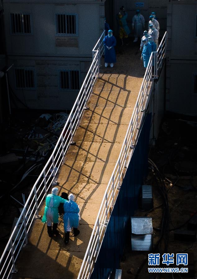 （聚焦疫情防控·圖文互動(dòng)）（10）分秒必爭(zhēng)！一切為了治病救人——中國(guó)抗疫生命至上的生動(dòng)實(shí)踐