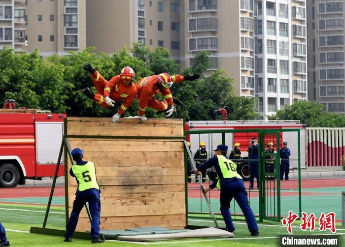 新消防員進(jìn)行消防障礙接力操展示?！⒅铱?攝