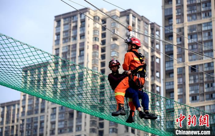 新消防員進(jìn)行T型救援操展示?！⒅铱?攝