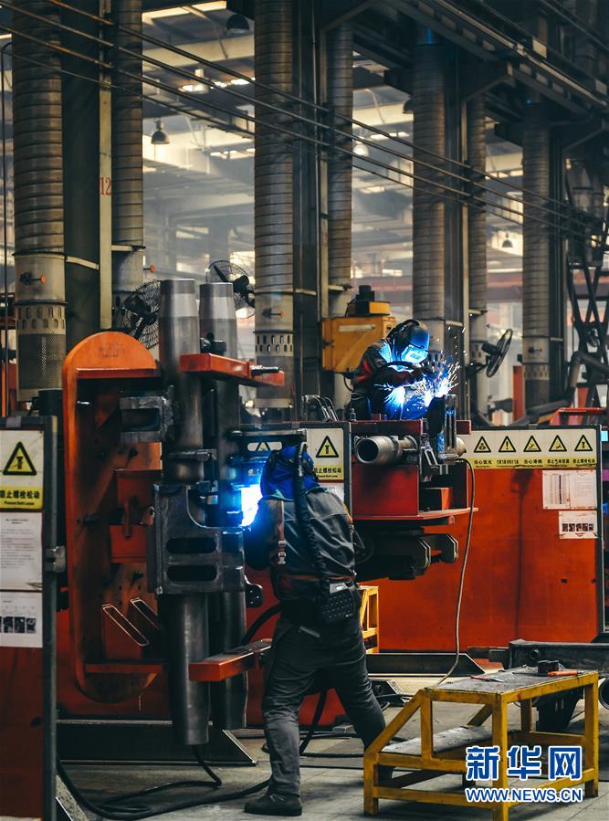 （在習(xí)近平新時(shí)代中國(guó)特色社會(huì)主義思想指引下——新時(shí)代新作為新篇章·習(xí)近平總書記關(guān)切事·圖文互動(dòng)）（4）汗水的味道——記錄奮戰(zhàn)在復(fù)工復(fù)產(chǎn)一線的勞動(dòng)者