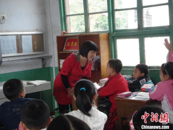 劉發(fā)英活潑的教學(xué)風(fēng)格受孩子們喜愛(ài)(資料圖)受訪者供圖