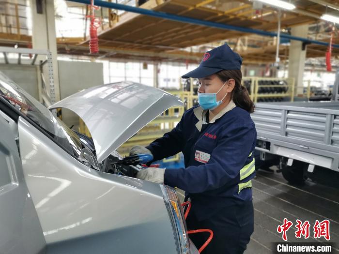 在滿足國(guó)外市場(chǎng)供應(yīng)的同時(shí)，成功汽車(chē)也緊盯國(guó)內(nèi)市場(chǎng)，拓渠道保銷(xiāo)量?！「唢w 攝