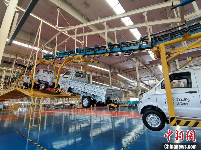 成功汽車(chē)是山西省重點(diǎn)轉(zhuǎn)型項(xiàng)目，擁有國(guó)內(nèi)先進(jìn)的零部件、發(fā)動(dòng)機(jī)整機(jī)自動(dòng)裝配和發(fā)動(dòng)機(jī)生產(chǎn)線、實(shí)驗(yàn)線，還有國(guó)際一流的工業(yè)機(jī)器人。　高飛 攝