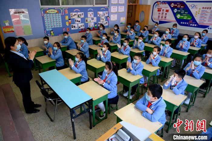 學(xué)校是人群密集場所，山西省疫情防控工作領(lǐng)導(dǎo)小組要求，要周密閉環(huán)做好疫情防控?！№f亮 攝