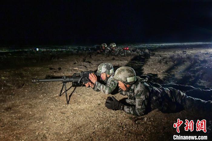 夜間狙擊手摧毀敵探照燈。　蒲津 攝