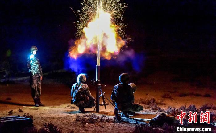 演練中偵察兵在夜間利用迫擊炮摧毀敵輕型裝甲?！」鶘|東 攝