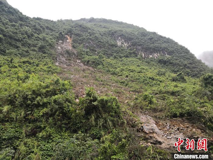 山體滑坡處?！↑S鵬 攝