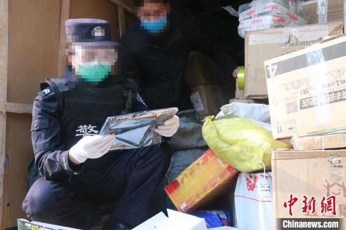 圖為勐康邊檢站民警在對快遞運輸車輛進行例行檢查?！钐?攝