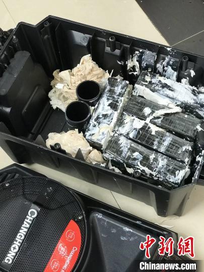 圖為臨滄邊境管理支隊從音響中查獲毒品?！⒂狼?攝