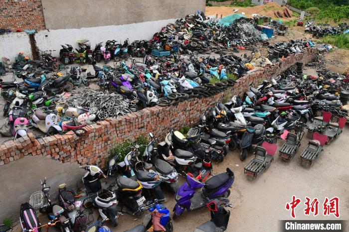 圖為電動車收贓窩點 馮飛 攝 圖為電動車收贓窩點 馮飛 攝
