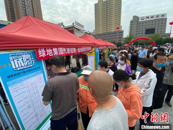 一些知名企業(yè)展臺(tái)前，投遞簡(jiǎn)歷、咨詢就業(yè)的人絡(luò)繹不絕。　屈麗霞 攝