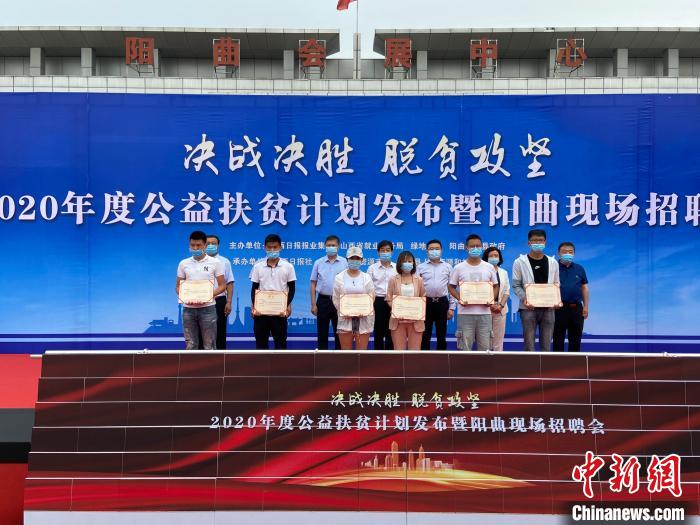 在現(xiàn)場(chǎng)，綠地集團(tuán)與困難就業(yè)群體就業(yè)代表簽署勞務(wù)合同，并為首批6名就業(yè)代表頒發(fā)上崗證書(shū)?！∏愊?攝