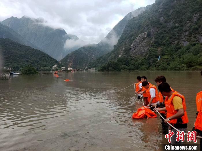 救援人員正在全力營(yíng)救被困群眾。　丹巴宣提供 攝