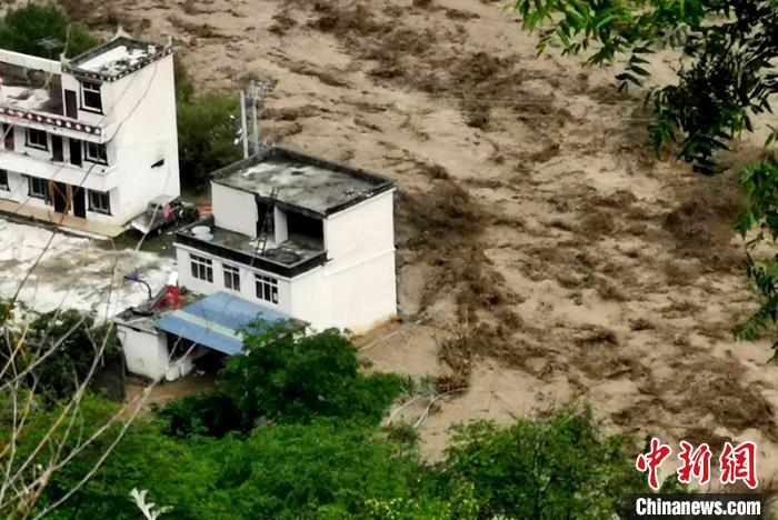 洪水淹沒(méi)房屋。　丹巴宣提供 攝