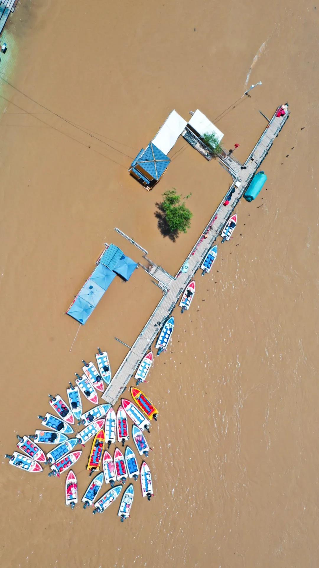 ▲圖為6月27日已暫時關(guān)閉的黃河蘭州段一處快艇碼頭（無人機(jī)照片）。新華社發(fā)（郎兵兵 攝）