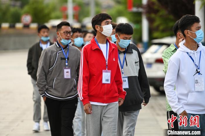 7月7日，考生在拉薩三高考點外有序排隊，等待進入考場?！『闻罾?攝