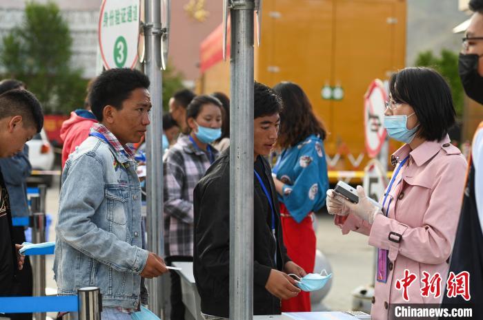 7月7日，考生在拉薩三高考點外進行身份證件核驗?！『闻罾?攝