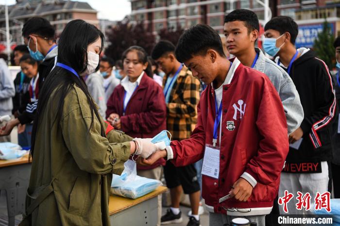 7月7日，考生在拉薩三高考點外測量體溫?！『闻罾?攝