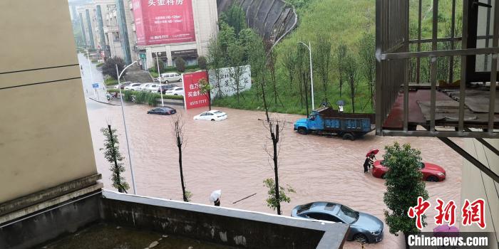 圖為重慶萬州城區(qū)積水嚴(yán)重?！≈貞c萬州區(qū)委宣傳部供圖 攝