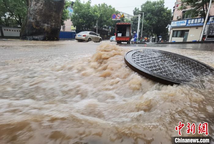 圖為重慶萬州城區(qū)積水嚴(yán)重?！≈貞c萬州區(qū)委宣傳部供圖 攝