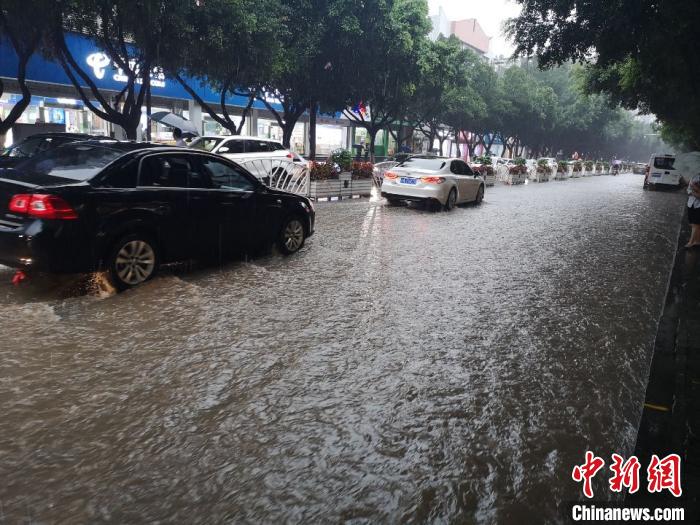 圖為重慶萬州城區(qū)積水嚴(yán)重。　重慶萬州區(qū)委宣傳部供圖 攝