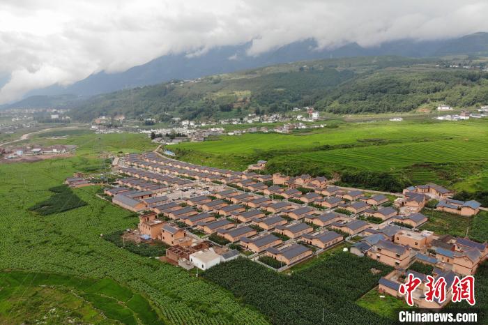 甲甲溝村新建農(nóng)房掩映在農(nóng)作之間?！埨?攝