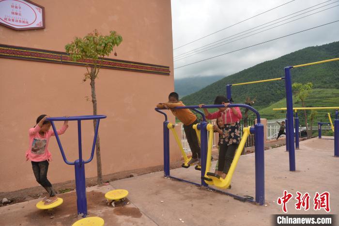 甲甲溝村里玩耍的孩子?！埨?攝