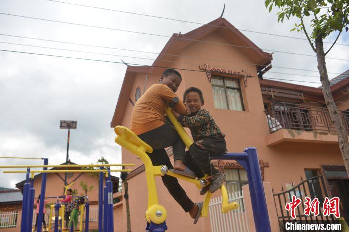 甲甲溝村里玩耍的孩子?！埨?攝