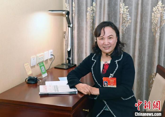 全國(guó)人大代表，浙江省臺(tái)州市椒江區(qū)大陳實(shí)驗(yàn)學(xué)校校長(zhǎng)、黨支部書(shū)記翁麗芬 蔡榮章 攝