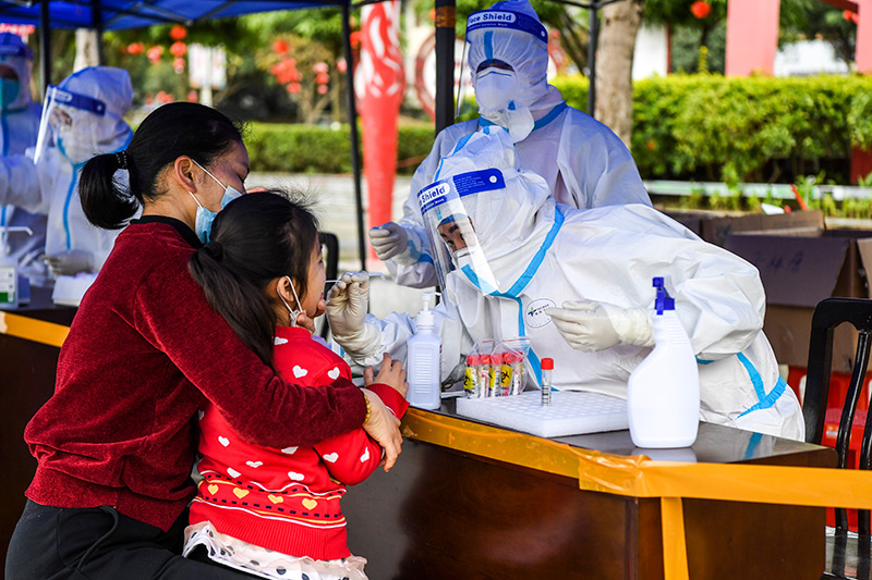 2022年2月16日，在廣西百色市德?？h，醫(yī)務人員在做核酸采樣。