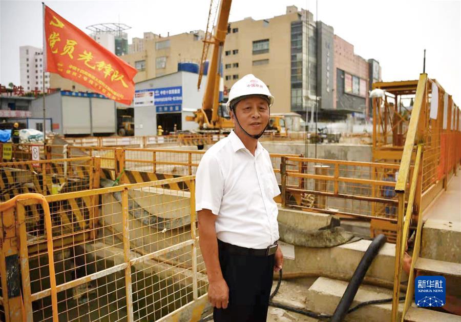 （新華全媒頭條·圖文互動）（2）習近平關(guān)心關(guān)懷勞動者的故事