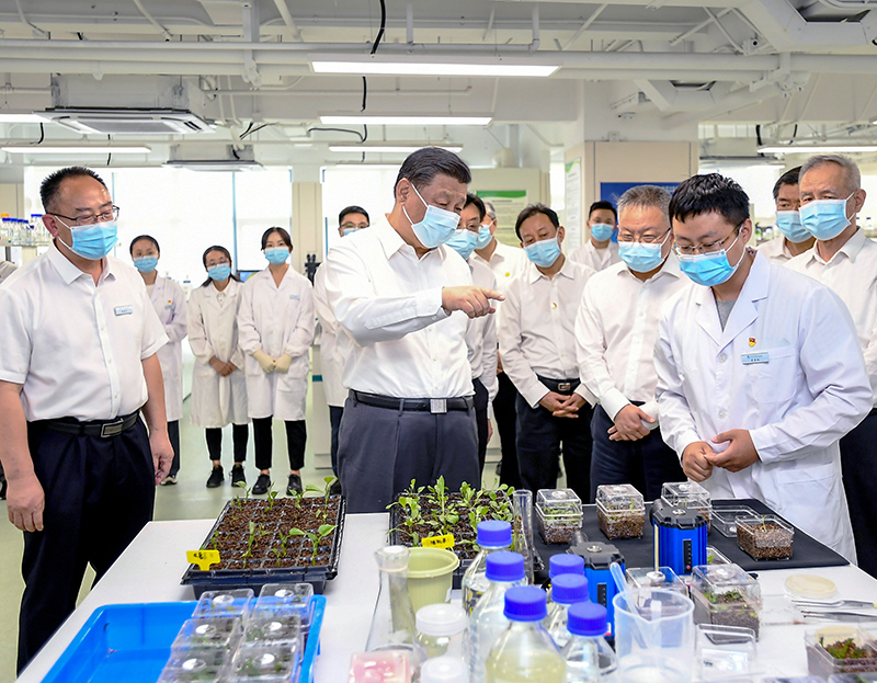 2022年4月10日至13日，中共中央總書記、國家主席、中央軍委主席習(xí)近平在海南考察。這是10日下午，習(xí)近平在位于三亞市崖州灣科技城的崖州灣種子實(shí)驗(yàn)室考察。