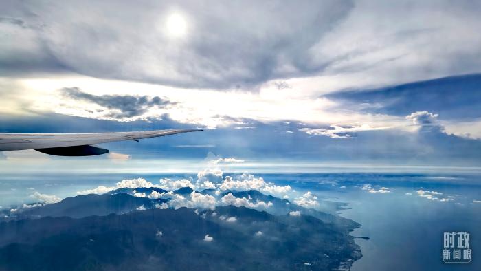 △空中俯瞰巴厘島。(總臺(tái)央視記者馬亞陽(yáng)拍攝)