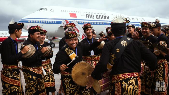 △印尼當(dāng)?shù)厝罕娸d歌載舞歡迎習(xí)主席抵達(dá)巴厘島。(總臺(tái)央視記者王哈男拍攝)