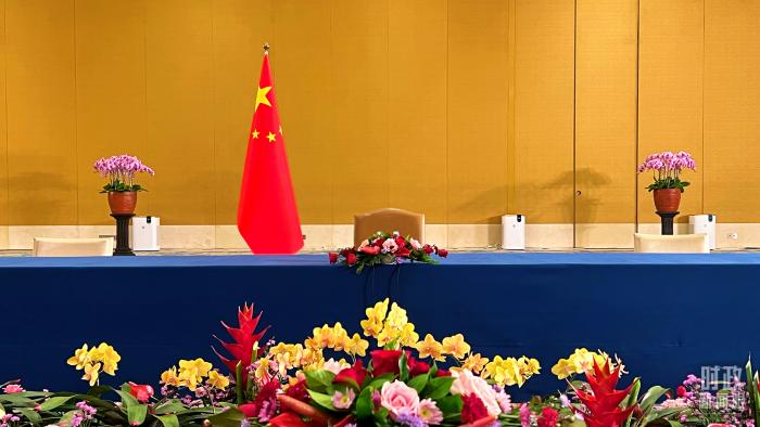 △中美元首會(huì)晤現(xiàn)場(chǎng)的中方座席。(總臺(tái)央視記者程鋮拍攝)