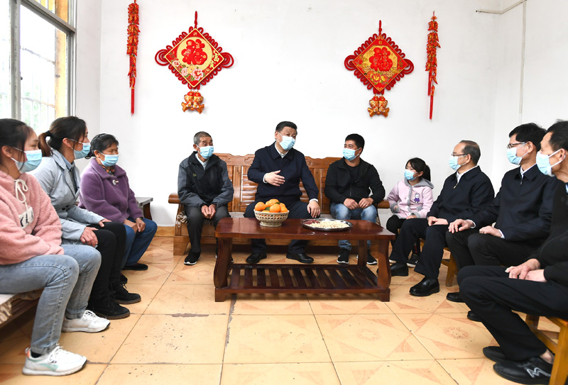 2021年4月25日上午，習近平在廣西壯族自治區(qū)桂林市全州縣才灣鎮(zhèn)毛竹山村村民王德利家中看望，同一家人圍坐在一起聊家常。