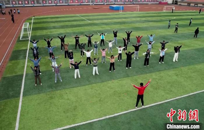 寧夏大學(xué)校園內(nèi)，學(xué)生跟隨老師練習(xí)八段錦。 謝宇 攝