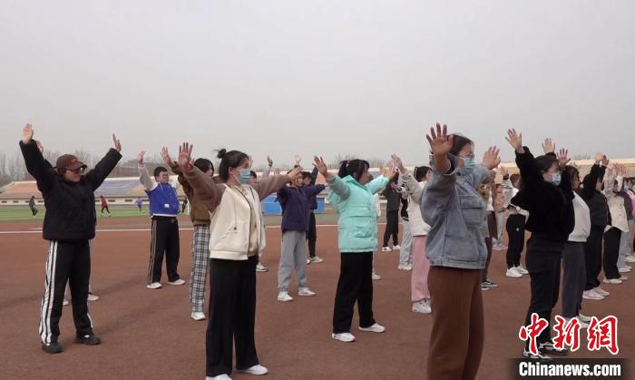 寧夏大學(xué)校園內(nèi)，學(xué)生練習(xí)八段錦。 謝宇 攝