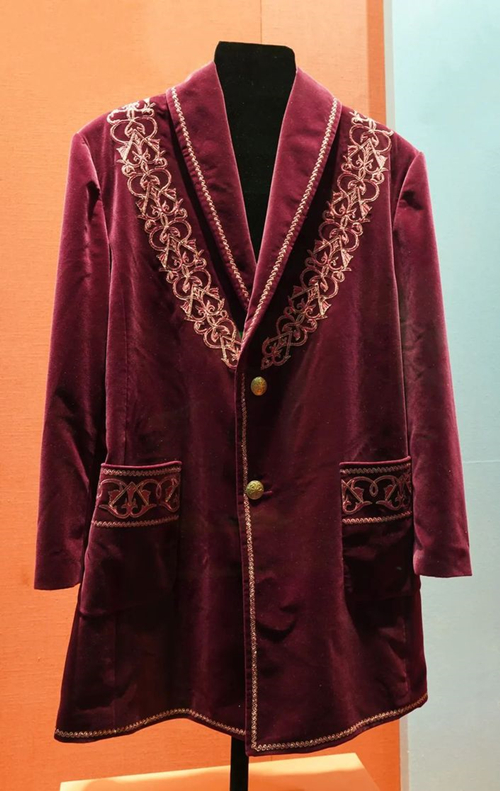 2013年9月，時任哈薩克斯坦總統(tǒng)納扎爾巴耶夫贈送習近平主席的哈薩克斯坦民族服裝。