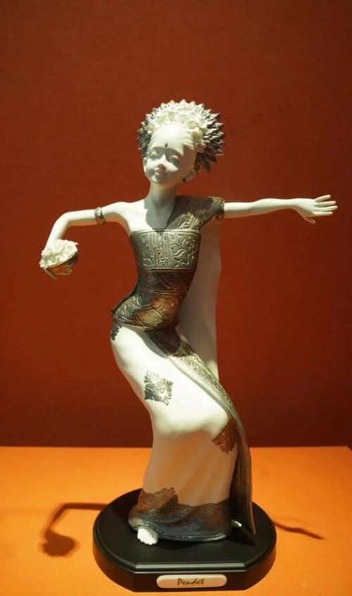 2013年10月，時任印度尼西亞總統(tǒng)蘇西洛贈送習近平主席的鑲錫瓷塑舞者。