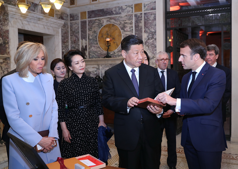 2019年3月24日，習(xí)近平在法國(guó)尼斯會(huì)見法國(guó)總統(tǒng)馬克龍。會(huì)見前，馬克龍向習(xí)近平贈(zèng)送1688年法國(guó)出版的首部《論語導(dǎo)讀》法文版原著。
