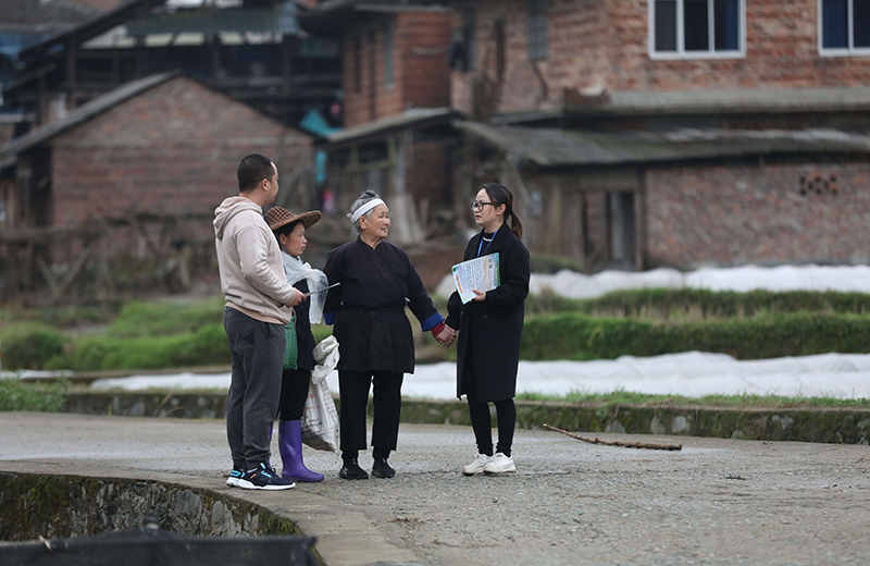 2022年3月24日，在廣西柳州市三江侗族自治縣良口鄉(xiāng)南寨村，紀檢監(jiān)察干部（右一、左一）在了解惠農政策落實情況。
