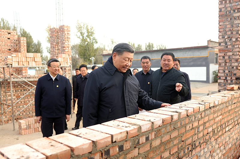 2023年11月10日，習近平總書記在河北保定涿州市刁窩鎮(zhèn)萬全莊村房屋重建施工現場考察。