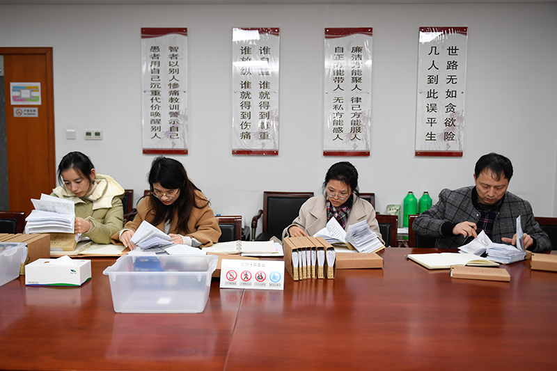 2020年1月8日，浙江寧波市北侖區(qū)紀委工作人員在檢查北侖區(qū)大數據發(fā)展管理中心2019年的公款消費票據，查找是否存在違規(guī)問題。