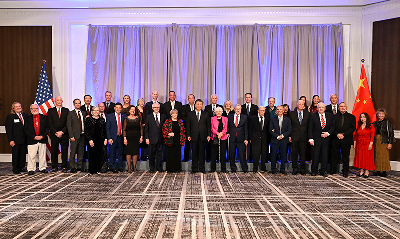 這是美國友好團體聯(lián)合歡迎宴會開始前，習(xí)近平主席會見飛虎隊和史迪威將軍后人、鼓嶺、艾奧瓦州、華盛頓州等方面友好人士代表，同他們親切交談并合影留念。