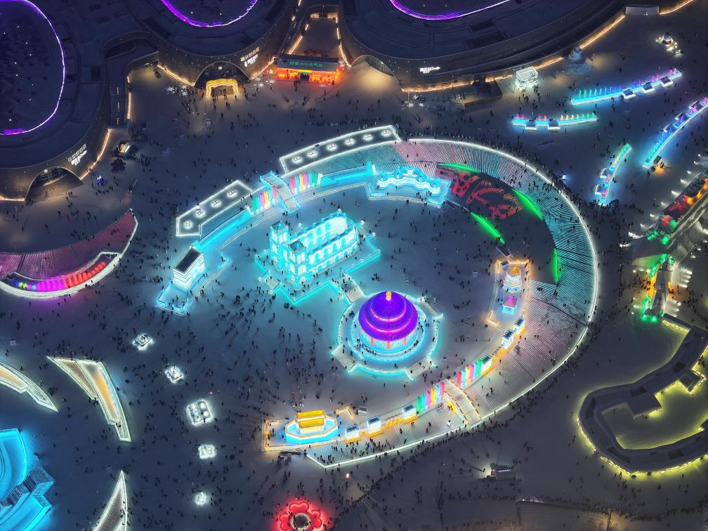 這是2023年12月27日在哈爾濱冰雪大世界拍攝的以巴黎圣母院和北京天壇為核心的冰建景觀群。