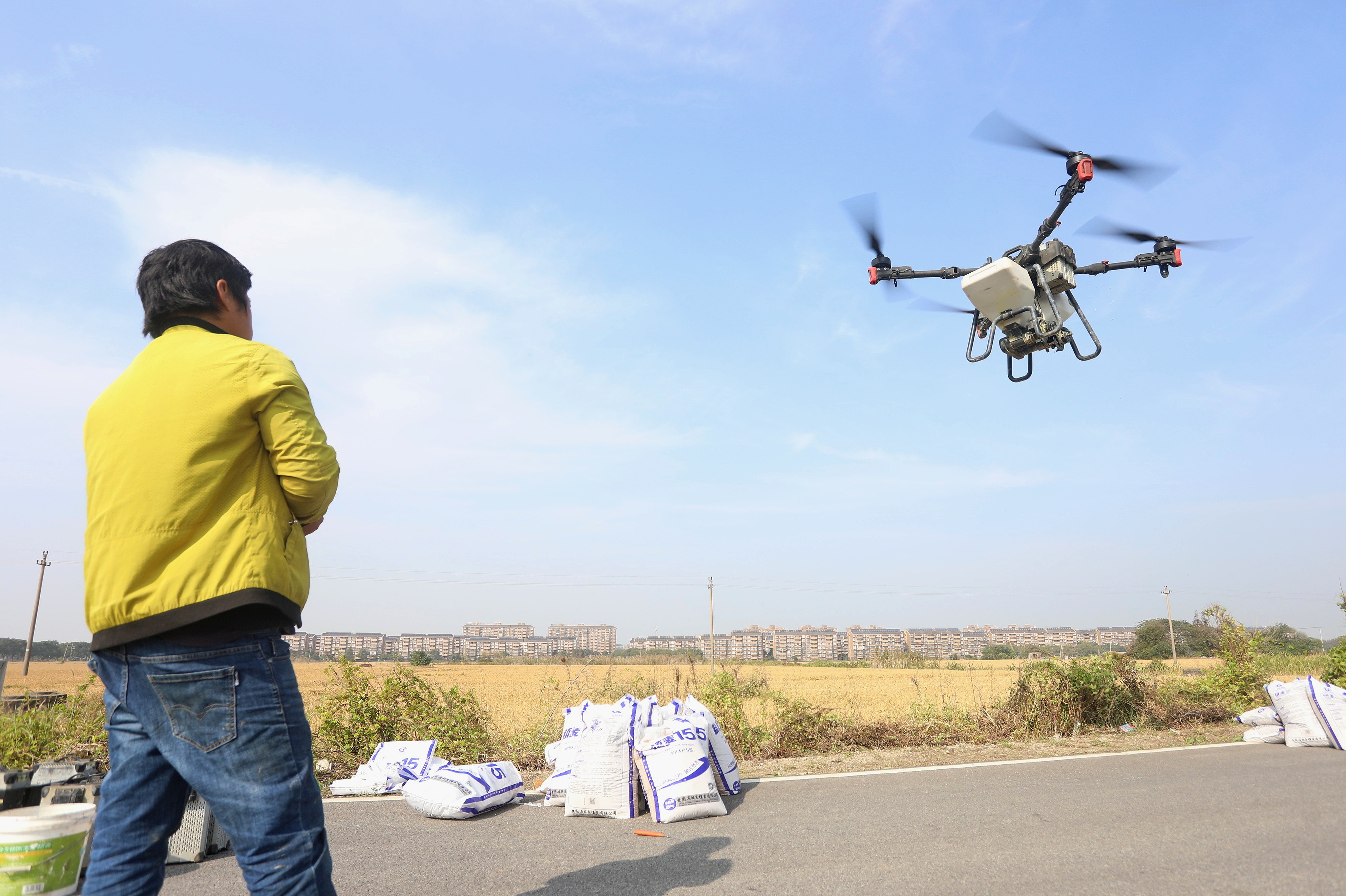 2023年11月15日，浙江嘉興，南湖區(qū)七星街道一處農(nóng)田里，農(nóng)民操縱無人機(jī)進(jìn)行冬小麥飛播。
