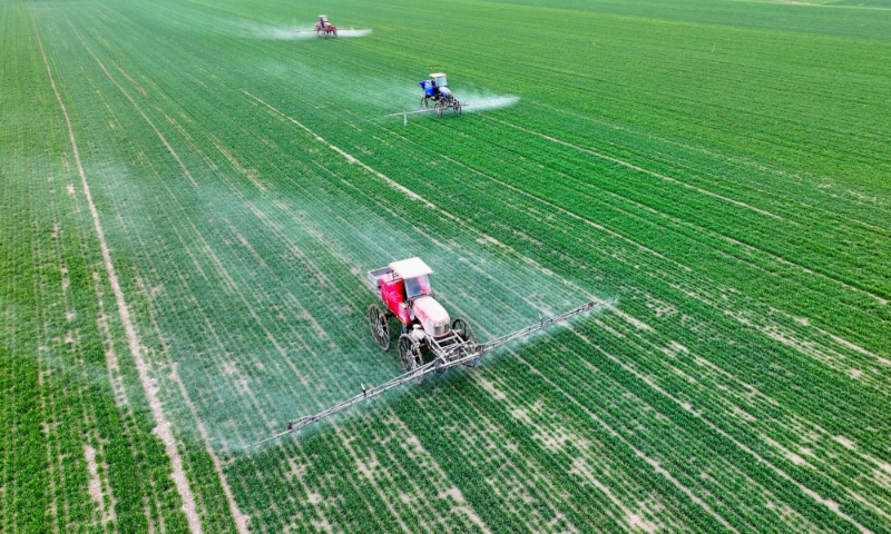 2024年2月18日，安徽省亳州市，利辛縣紀(jì)王場鄉(xiāng)孫老家村麥田，農(nóng)民駕駛自走式高桿噴霧機(jī)對小麥進(jìn)行噴藥作業(yè)。