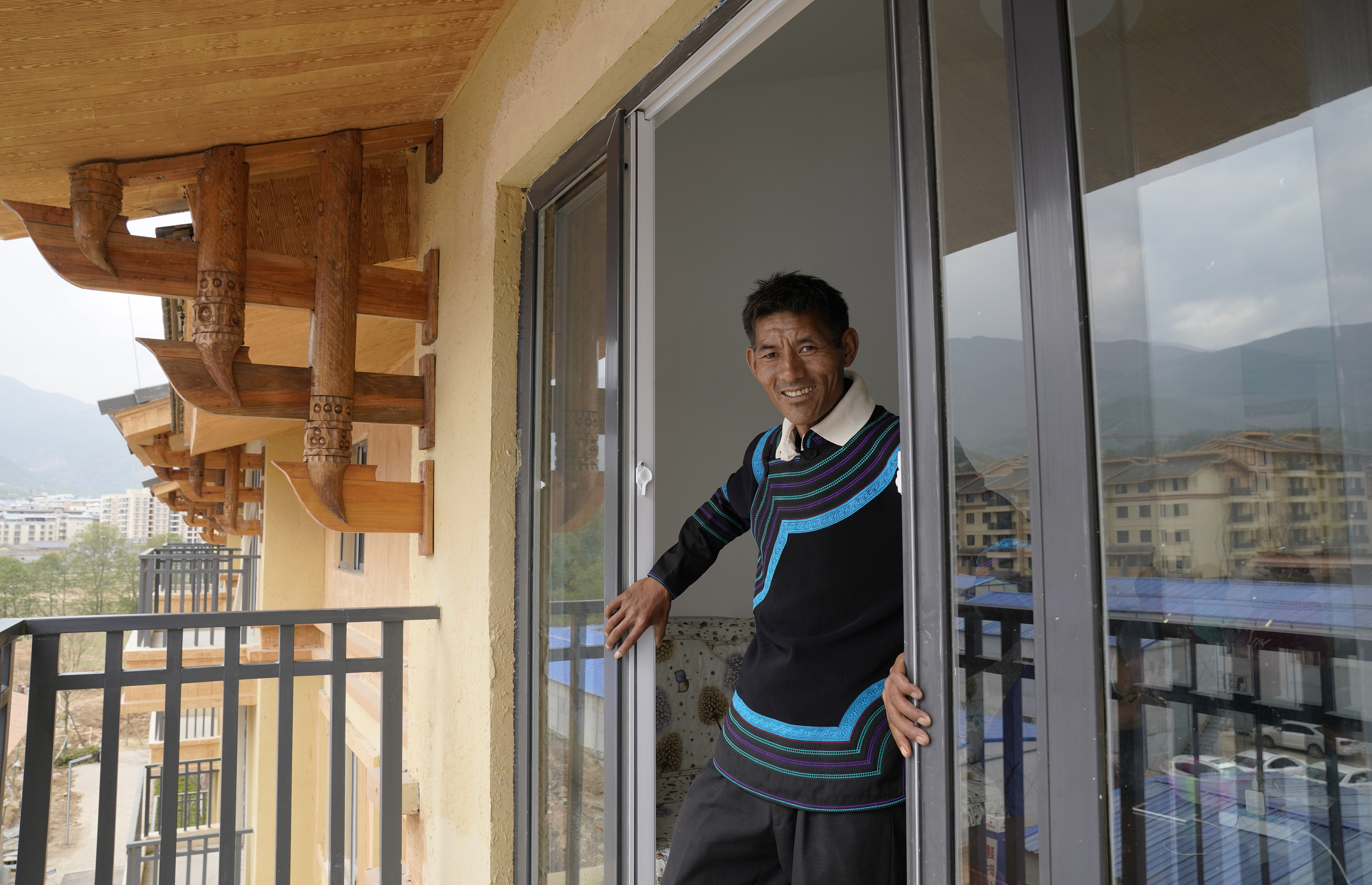 2020年5月14日，四川涼山彝族自治州昭覺(jué)縣，“懸崖村”村村民某色伍哈入住新房。